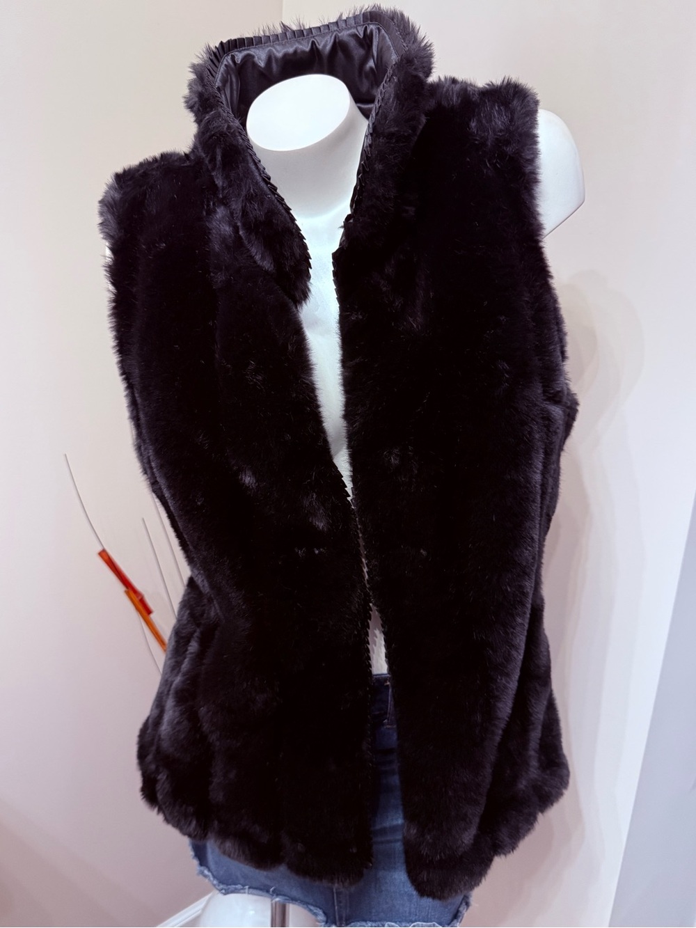 NWT White House Black Market Thick Faux Fur Vest Sz L BLACK Hook Close MSRP $158